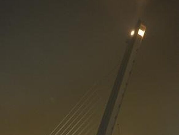 La Macarena cruza el r&iacute;o por el puente del Alamillo.

Foto: Manuel Gomez