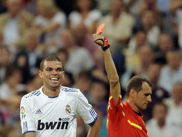 Pepe ve la tarjeta roja. / AFP
