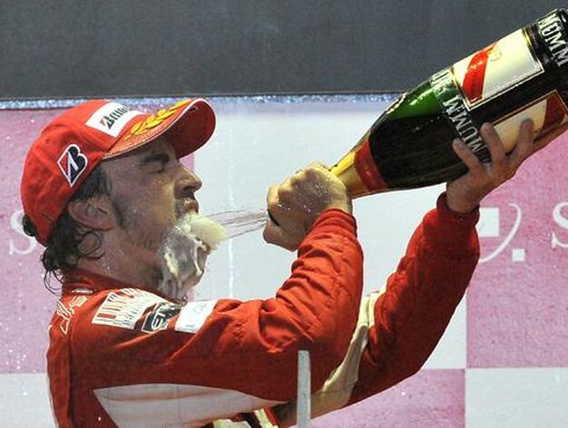 Fernando Alonso se acerca al liderato del Mundial tras ganar el Gran Premio de Singapur. / AFPFernando Alonso se acerca al liderato del Mundial tras ganar el Gran Premio de Singapur. / EFE