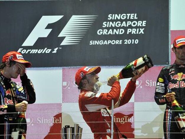Fernando Alonso se acerca al liderato del Mundial tras ganar el Gran Premio de Singapur. / AFP