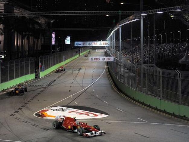 Fernando Alonso se acerca al liderato del Mundial tras ganar el Gran Premio de Singapur. / AFP