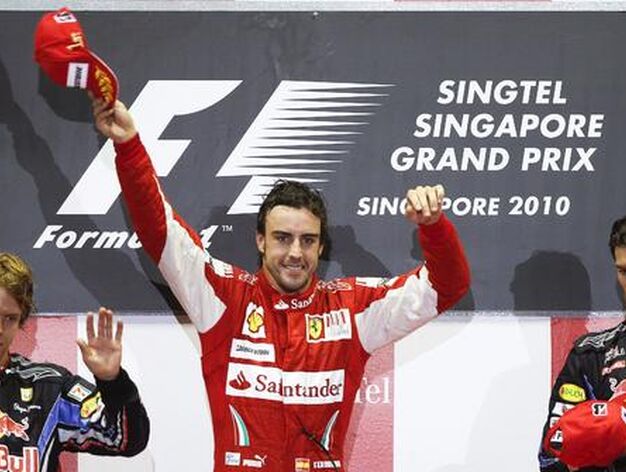 Fernando Alonso se acerca al liderato del Mundial tras ganar el Gran Premio de Singapur. / EFE