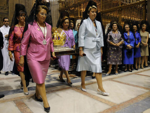 Mujeres portan la corona que llevar&aacute; la virgen.

Foto: Juan Carlos V&aacute;zquez