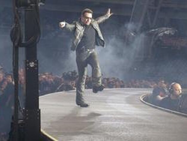 La banda irlandesa U2 convence a sus seguidores en San Sebasti&aacute;n. / EFE, AFP, Reuters