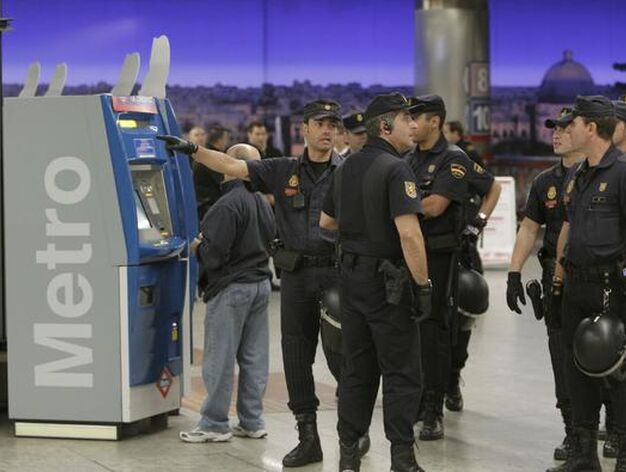 Agentes vigilan los accesos al metro de Madrid.

Foto: EFE