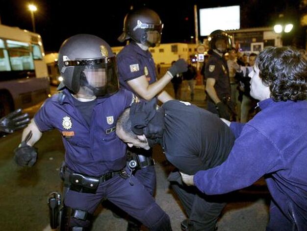 La Policia reduce a un manifestante en el acceso a los garajes de la Empresa Municipal de Transportes de Madrid.

Foto: EFE
