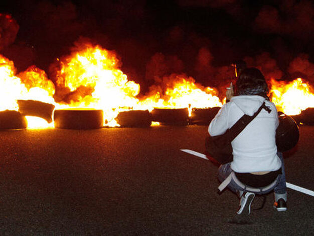 Neum&aacute;ticos ardiendo cortan el tr&aacute;fico en la A-52, en Pontevedra.

Foto: EFE