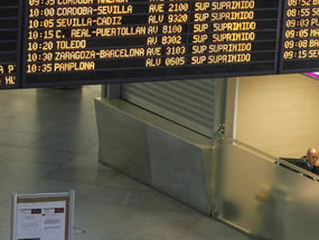 Panel informativos con trenes AVE suspendidos.

Foto: EFE
