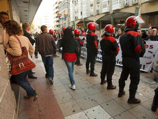 La Polic&iacute;a vasca protege el acceso a una tienda en Vitoria.

Foto: EFE