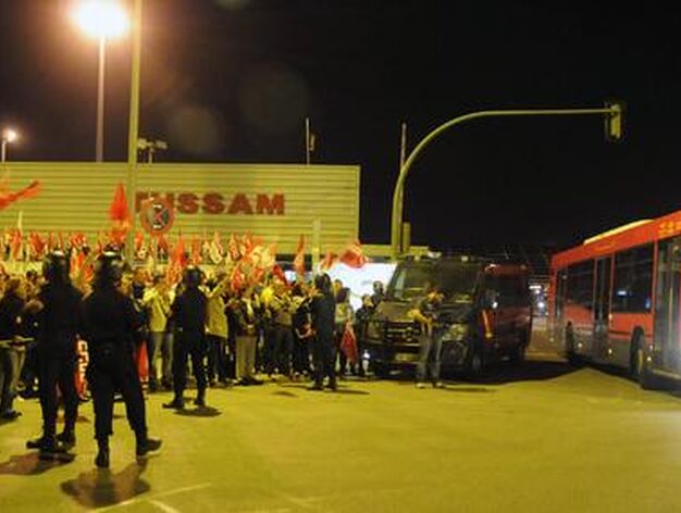 Piquetes informativos de UGT y CCOO gritan a los conductores de autobuses urbanos de Sevilla que salen de las cocheras de Tussam. 

Foto: Juan Carlos V&aacute;zquez
