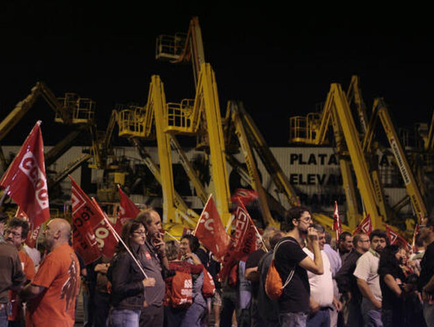 Los piquetes de los sindicatos impiden la entrada de camiones a Mercasevilla.

Foto: Juan Carlos Mu&ntilde;oz