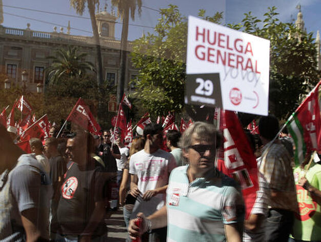 Los sindicatos recorren las calles del centro de la capital.


Foto: Juan Carlos Mu&ntilde;oz