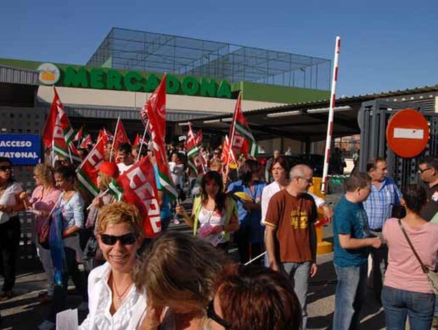 Un centenar de manifestantes recorrieron las calles del centro y obligaron a cerrar a los establecimientos

Foto: Paco Peri&ntilde;&aacute;n