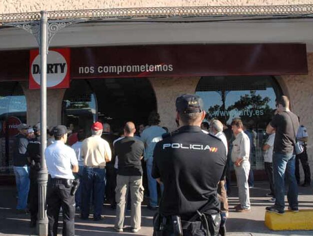 Los piquetes forzaron el cierre de comercios y supermercados, as&iacute; como de Bah&iacute;a Sur

Foto: Rioja
