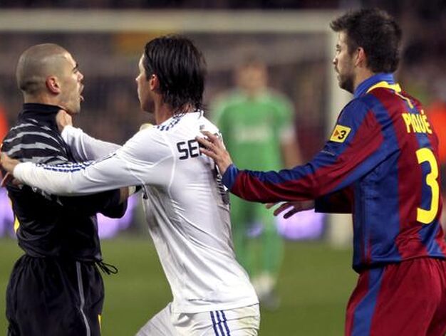 El Barcelona le endosa una 'manita' al Real Madrid de Mourinho en el Camp Nou. / EFE