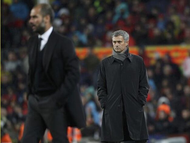 Guardiola y Mourinho dan instrucciones desde el banquillo. / Reuters