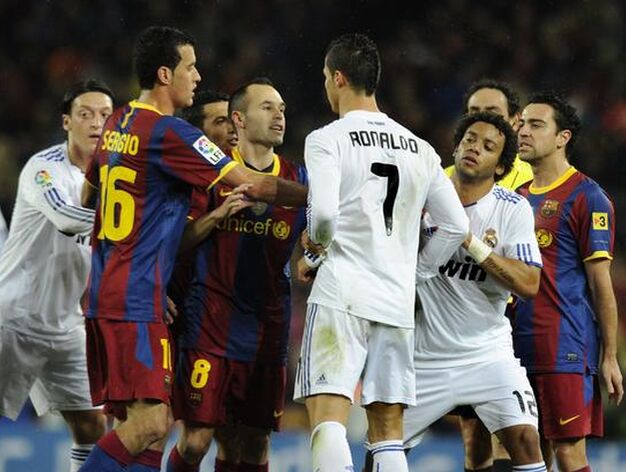 Iniesta se encara con Ronaldo tras empujar &eacute;ste a Guardiola. / AFP