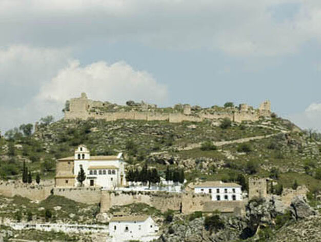 Ayuntamiento de Mocl&iacute;n. Vistas de la Iglesia de la Encarnacion y del castillo.