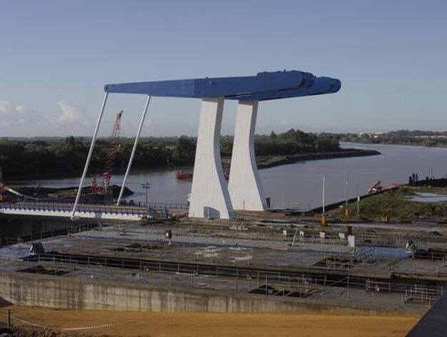 La nueva esclusa del Puerto de Sevilla, construida por los astilleros tras una inversi&oacute;n p&uacute;blica que supera los 160 millones de euros, est&aacute; ya en funcionamiento.

Foto: Jos&eacute; &Aacute;ngel Garc&iacute;a