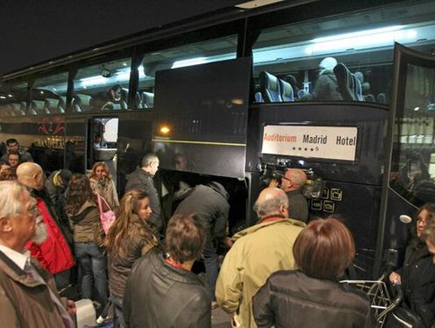 Autobuses fletados para atender a los pasajeros.

Foto: Efe