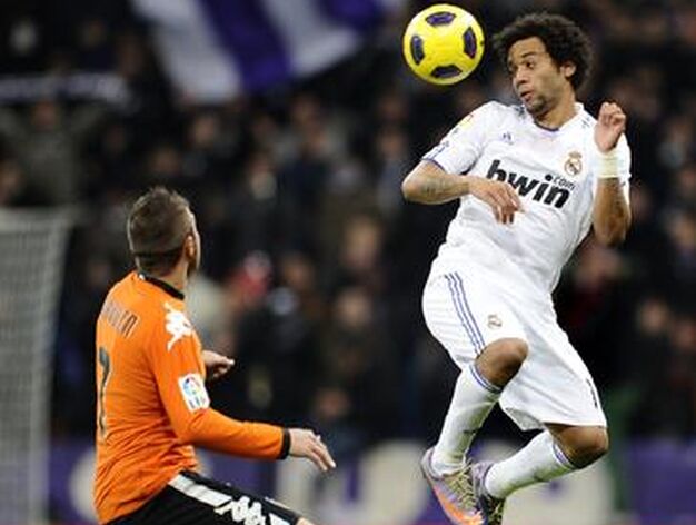 El Real Madrid gana 2-0 al Valencia en casa cinco d&iacute;as despu&eacute;s de salir goleado del Camp Nou. / AFP