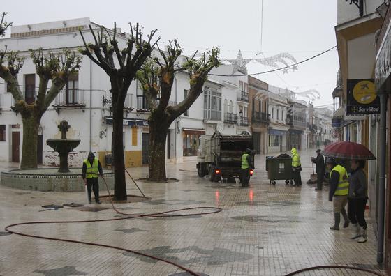 El personal de limpieza de Constantina intenta corregir lso desperfectos ocasionados en las calles por las fuertes lluvias. 

Foto: Jos&eacute; &Aacute;ngel Garc&iacute;a