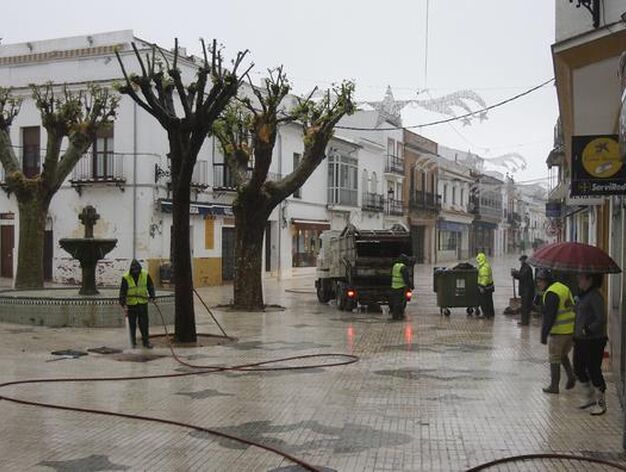 El personal de limpieza de Constantina intenta corregir lso desperfectos ocasionados en las calles por las fuertes lluvias. 

Foto: Jos&eacute; &Aacute;ngel Garc&iacute;a