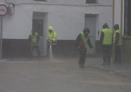 Vecinos de Constantina intentan sacar el barro de las casas afectadas por la inundaci&oacute;n. 

Foto: Jos&eacute; &Aacute;ngel Garc&iacute;a