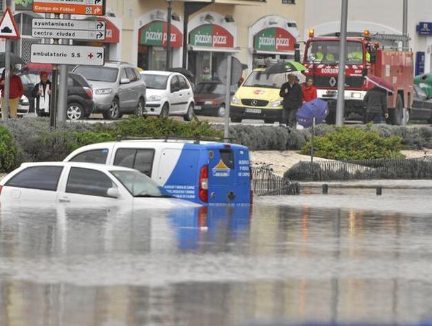 Varios coches se quedan atrapados en las calles arrasadas por el agua. 

Foto: Manuel G&oacute;mez