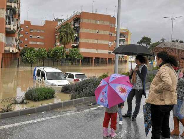 Los vecinos observan sorprendidos las consecuencias de las lluvias. 

Foto: Manuel G&oacute;mez