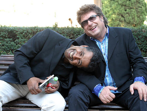 Con Cheb Khaled en un descanso del rodaje de 'Morente sue&ntilde;a la Alhambra', en 2004. / Mar&iacute;a de la Cruz