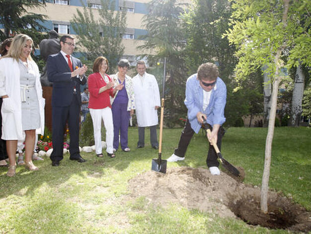 El cantaor plantando un granado en el Hospital de Traumatolog&iacute;a de Granada con motivo de la celebraci&oacute;n del D&iacute;a del Donante. / Pepe Villoslada