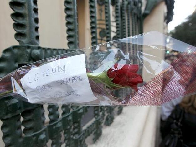 Un rosa con una nota en la que se puede leer "Leyenda para siempre Morente" cuelga a la entrada de la sede de la SGAE. / EFE