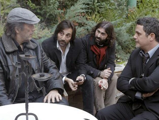 El cantante Alejandro Sanz (d), el productor musical Javier Lim&oacute;n (2d), el cantante Antonio Carmona (2i) y el guitarrista Paco de Luc&iacute;a (i), hablan en un patio interior de la SGAE. / EFE