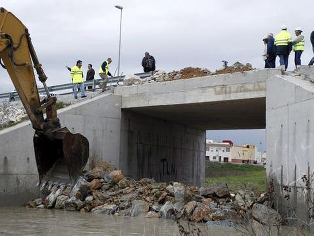Los trabajadores construyen un muro de contenci&oacute;n en el arroyo Argamasilla para prevenir un nuevo desbordamiento con las fuertes lluvias. 

Foto: Antonio Pizarro