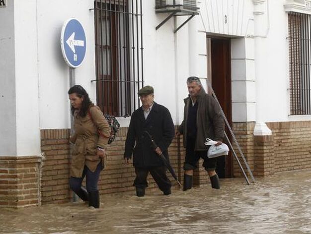 Los vecinos intentan caminar por las calles, completamente inundadas.

Foto: Antonio Pizarro
