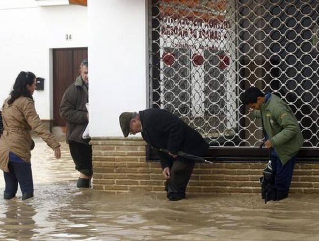 Los vecinos intentan caminar por las calles, completamente inundadas.

Foto: Antonio Pizarro