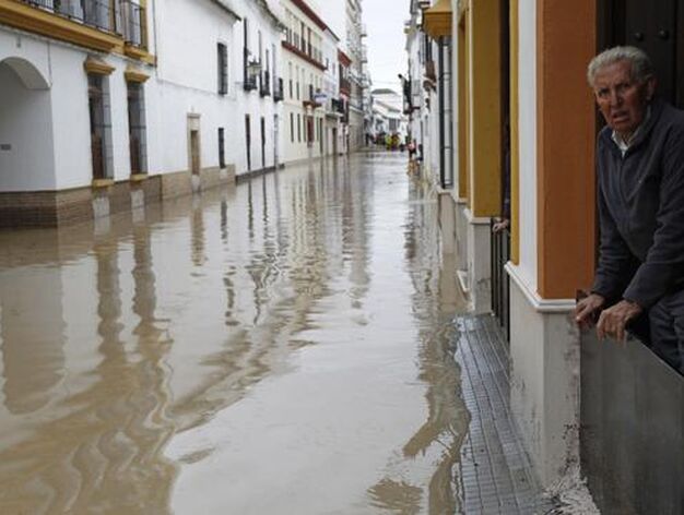 Un vecino contempla las calles del municipio completamente inundadas por tercera vez.

Foto: Antonio Pizarro