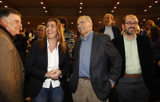 Viera, Susana D&iacute;az y Alfonso Guerra, entre otros dirigentes socialistas.

Foto: Antonio Pizarro