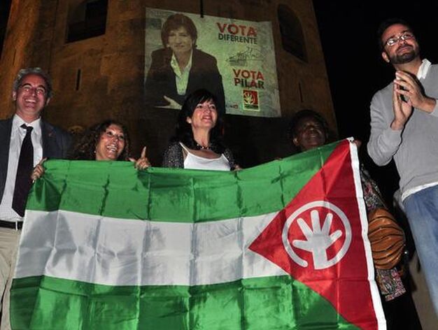 Pilar Gornz&aacute;lez y Pilar T&aacute;vora, junto a los militantes frente a la proyecci&oacute;n de su cartel electoral sobre la Torre del Oro.

Foto: Manuel G&oacute;mez