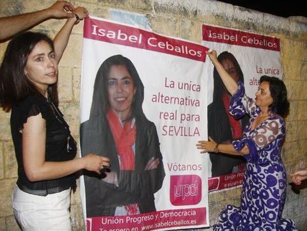 La candidata por UPyD, Isabel Ceballos, tambi&eacute;n organiz&oacute; un acto de pegada de carteles.

Foto: Bel&eacute;n Vargas