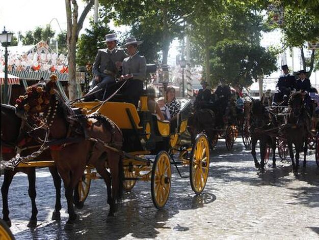 Varios carruajes por la Feria.

Foto: Jos&eacute; &Aacute;ngel Garc&iacute;a