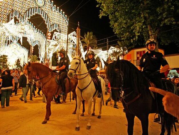 Agentes de la UPR, a caballo, controlaron la seguridad durante el acto de inauguraci&oacute;n.

Foto: Pascual