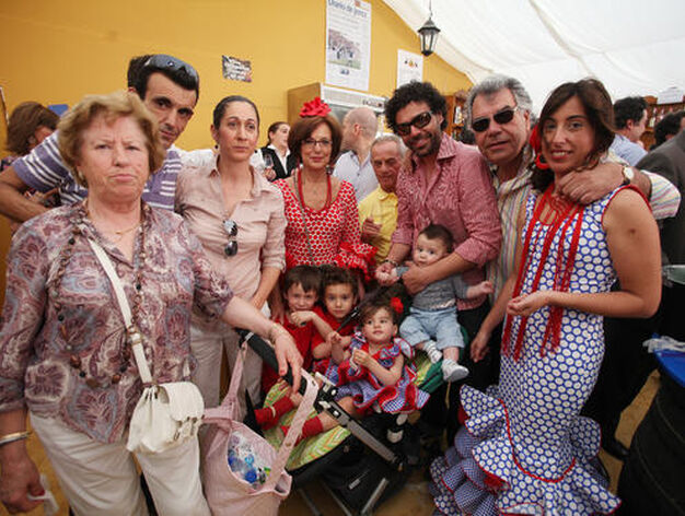 El humorista gr&aacute;fico de Diario de Jerez, Pedro Carabante y su familia disfrutando de una agradable jornada.

Foto: Vanesa Lobo