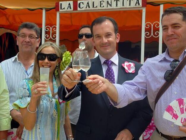 Mart&iacute;n de la Herr&aacute;n, con vino de la tierra para celebrar la Feria.

Foto: Manuel Aranda