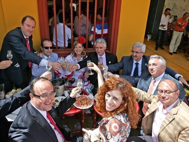 Responsables del PSOE comparten ayer comida con el consejero Francisco Menacho.

Foto: Pascual