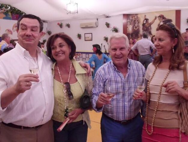Paco Corral y Arturo Garrido con sus respectivas esposas brindando por una buena Feria de Primavera.

Foto: Andres Mora