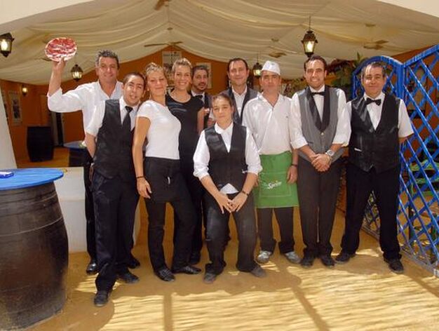 El equipo completo de camareros y cocineros de la caseta de Diario de Jerez.

Foto: Manuel Aranda