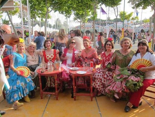 Un grupo de socias del Ateneo del Vino, disfrutando de un buen rato durante la Feria de Primavera.