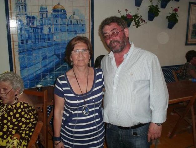 El director de RadioPuerto, Manolo Borne, con su esposa Paqui D&iacute;az, disfrutando de la Feria de Primavera.